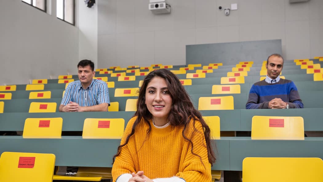 Eine zweite Chance für Geflüchtete Der Iraner Reza (links), die Kurdin Dilan (Mitte) sowie der Iraner Rahm (rechts), allesamt Fluechtlinge, fotografiert im Hoersaal des Kollegienhaus der Universität Basel
