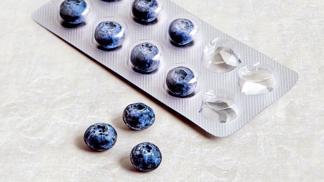 Der Vitamin-Schwindel Heidelbeeren in einer Medikamenten-Blisterpackung
