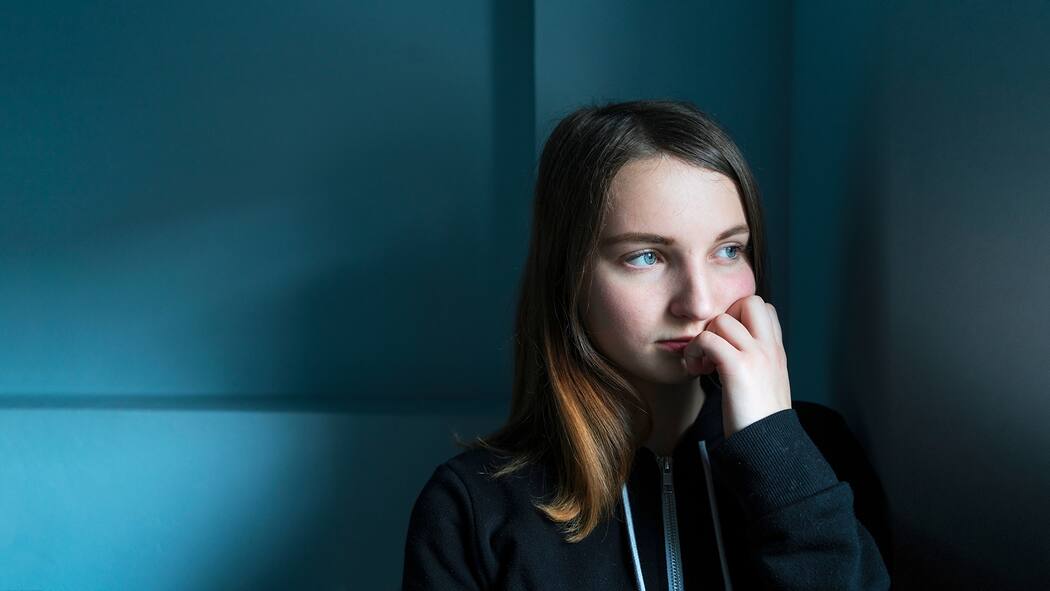 Warum Junge nicht mehr mithalten können Nachdenkliches Mädchen