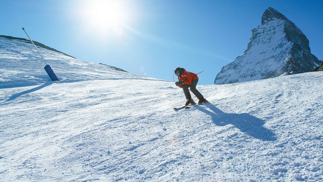 Wann Stornieren oder Umbuchen möglich ist Young skier skiing at Zermatt ski resort with Matterhorn mountain region in background, Valais canton, Switzerland, in winter morning. Taken by Sony a7R II, 42 Mpix.
