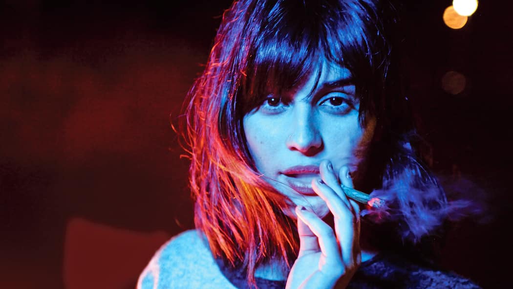 Kiffen und die Konsequenzen Junge Frau raucht einen Joint