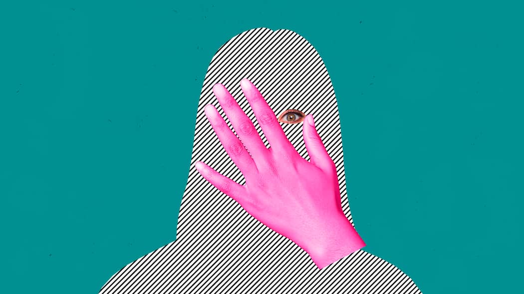 Strafanzeige erstatten – das erwartet Sie danach Eine Frau, von der nur eine Silhouette und ein Auge zu sehen ist, hält sich die Hand vor das Gesicht. Wer Opfer einer Straftat wurde, kann Anzeige erstatten und Opferhilfe beanspruchen