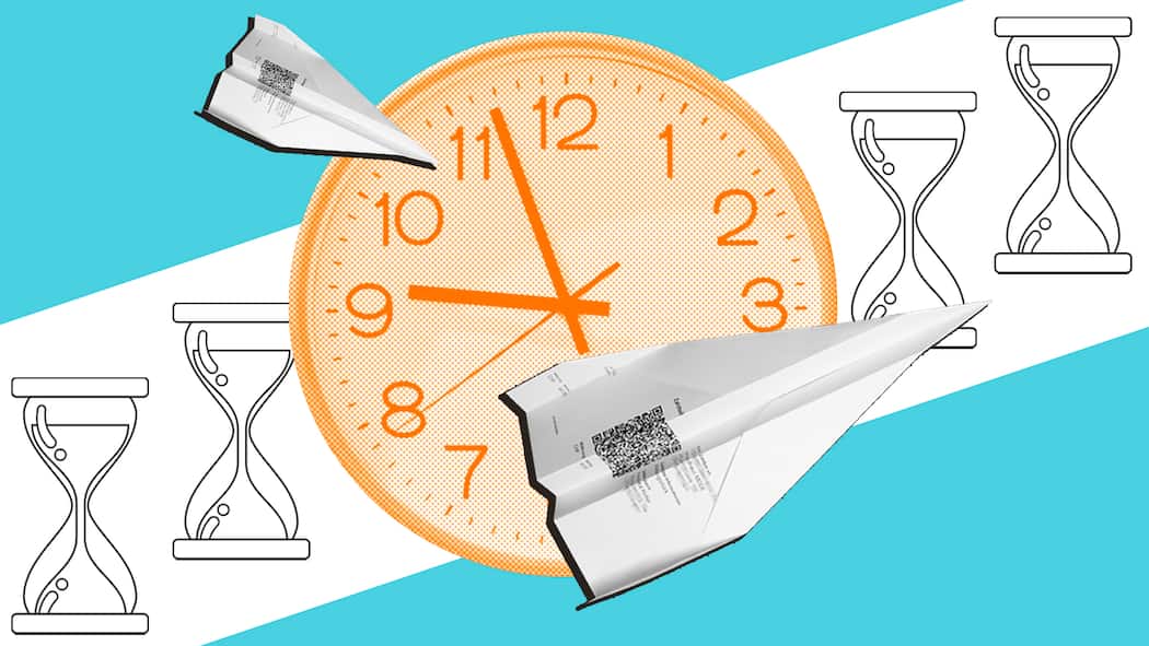 Wann Sie Mahngebühren wirklich zahlen müssen Eine orange Uhr mit Mahnungen als Papierfliegern vor Sanduhren. Was gilt bei Mahngebühren.