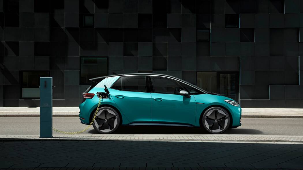 Ist ein E-Auto das Richtige für mich? Türkis Elektroauto von Volkswagen (Modell ID.3) steht am Strassenrand und wird an Ladestation aufgeladen