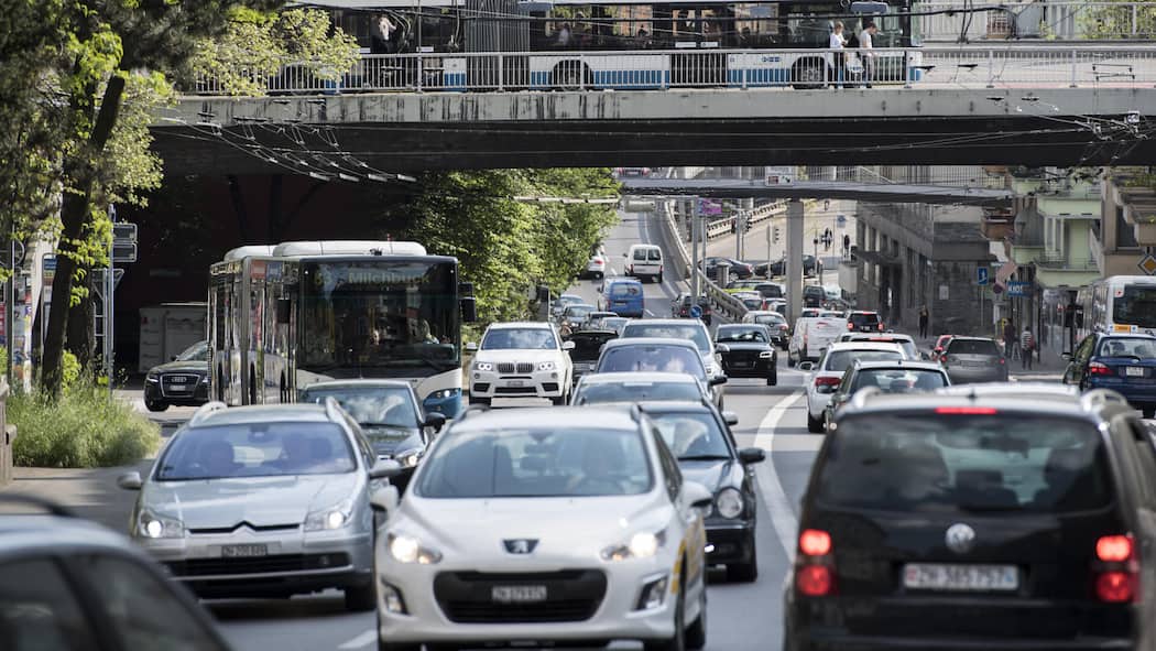 Warum Aggressionen im Verkehr zunehmen Viel Verkehr auf der Rosengartenstrasse - Rücksichtslosigkeit im Strassenverkehr nimmt zu – doch wer trägt die grössere Schuld? Verkehrsexperten haben eine überraschende Antwort