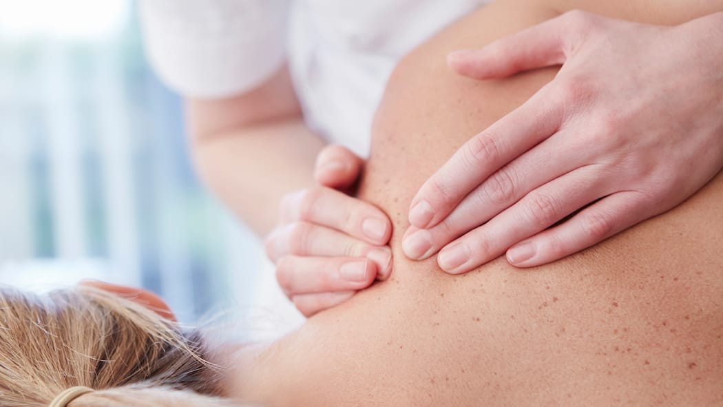 Nicht jede Hand kann alles heilen Ein Osteopath behandelt eine Patientin