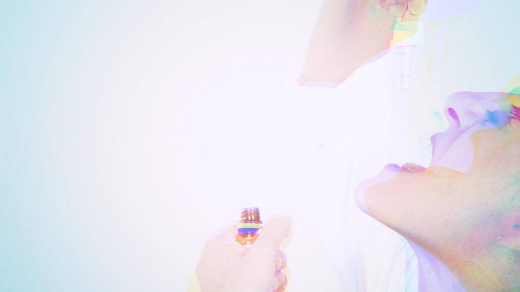 Wie viel Schlaf ist gesund? Claudia Twerenbold träufelt sich Tropfen in den Mund.