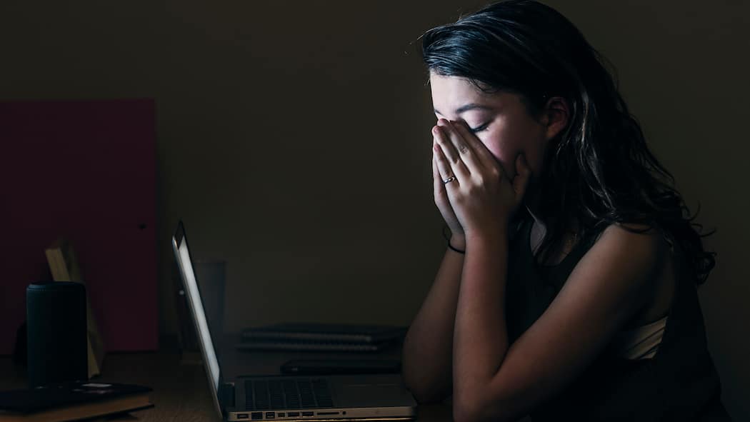 «Andere davor bewahren, sich etwas anzutun» Jugendliche sitzt verzweifelt vor Laptop