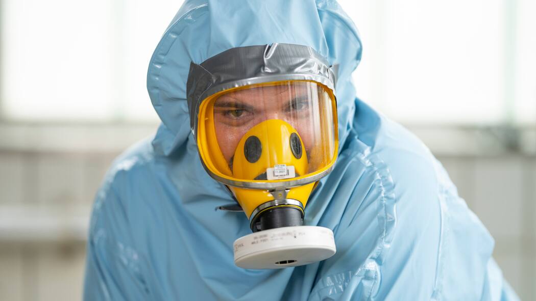 «Die erhöhte Strahlung beunruhigt mich nicht» Augenzeuge Tim Matthay, Leiter Materialbearbeitung KKW Mühleberg, im Schutzanzug am Dekontaminieren eines Rohrflanschen