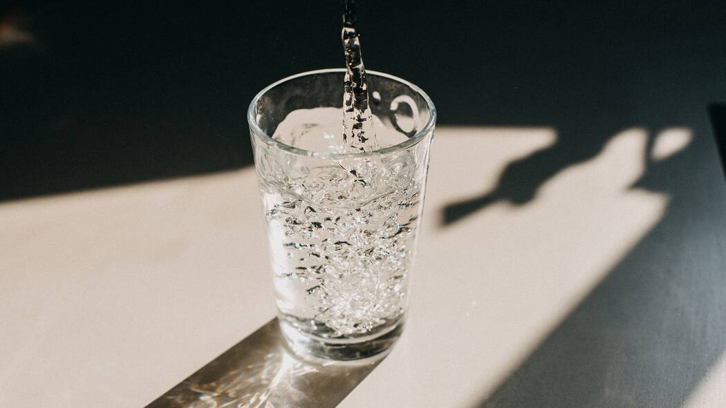 Dieses «gesunde» Wasser kann schädlich sein Ein Glas voll Wasser