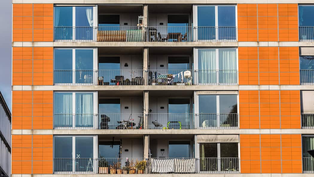 Vorsicht vor dieser Steuerfalle beim Hauskauf Blick auf Hausblock - Der Eigenmietwert fällt weg. Das macht Wohneigentum oft billiger als Mieten. Doch in teuren Zentren droht eine Steuerfalle, die den Traum vom Haus plötzlich verteuert