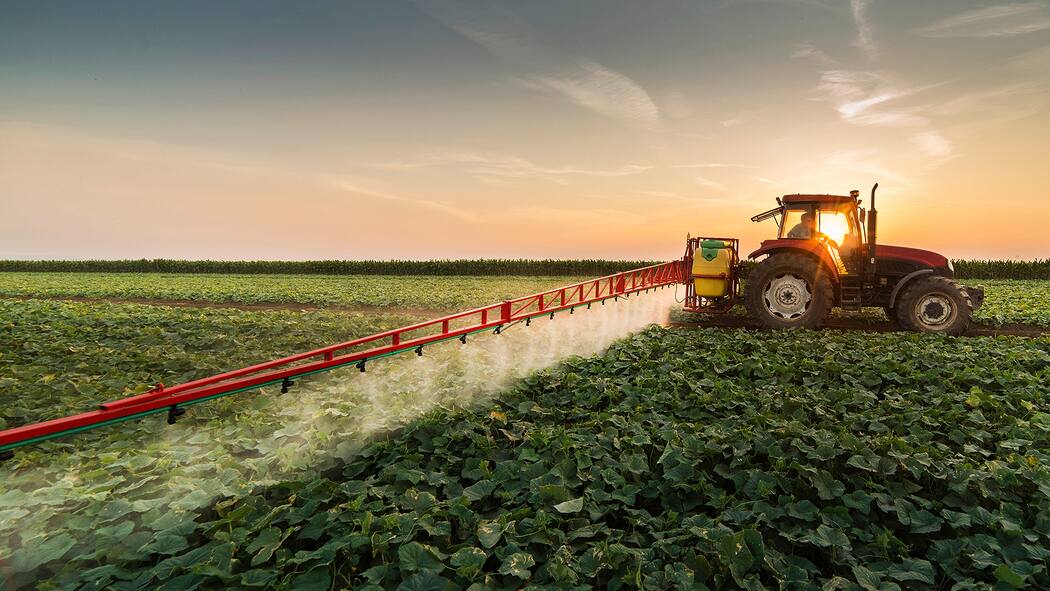 Die Stunde der Schönschwätzer Traktor versprüht Pestizide auf Feld