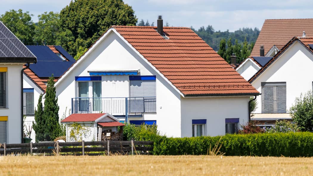 So profitieren Hausbesitzer jetzt vom Verdichten Foto: Sven Thomann, 22.7.2025, Niederglatt (ZH): Einfamilienhäuser in Niederglatt. Immobilien, Miete, Wohneigentum, Hypothek, Wohnungsmarkt, Liegenschaft, Wohnhaus, Zins, Mietzins, Haus, Immobilie, Saron, Hypo, Einfamilienhaus, Themenbild, Symbolbild, Symbolfoto, SymbolbildRMS