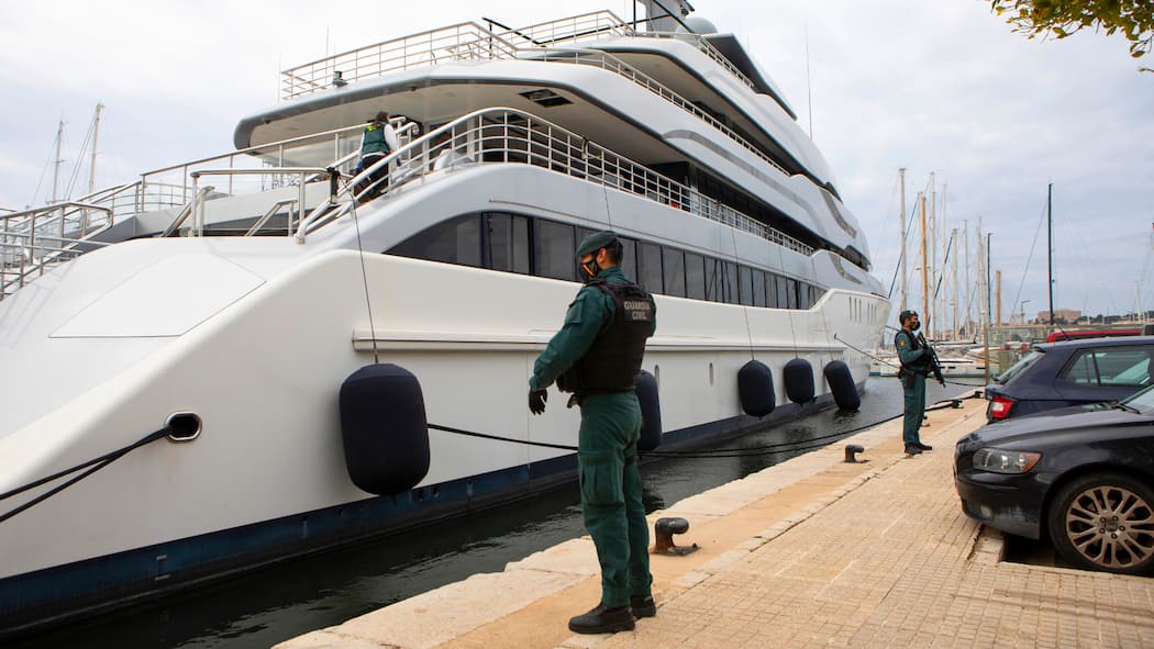 Oligarchen enteignen? Gar nicht so einfach … Bewaffnete Gardisten stehen vor einer luxuriösen Jacht namens Tango am Hafen von Palma de Mallorca. Die Jacht soll einem russischen Oligarchen gehören.