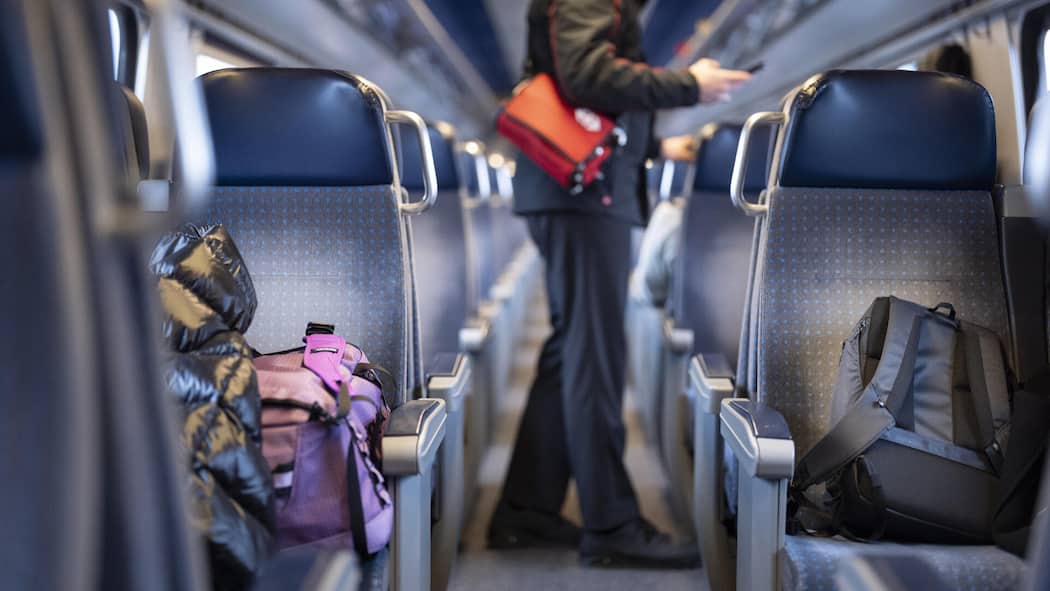 Verkehrsbetriebe sollen Schwarzfahrer nicht mehr anzeigen Billetkontrolle im Zug - Schweizer Gefängnisse sind voll. Wer Bussen nicht bezahlt, landet hinter Gittern. Weil die Politik nicht handelt, will ein Verein Inhaftierte nun freikaufen und die Verkehrsbetriebe in die Pflicht nehmen