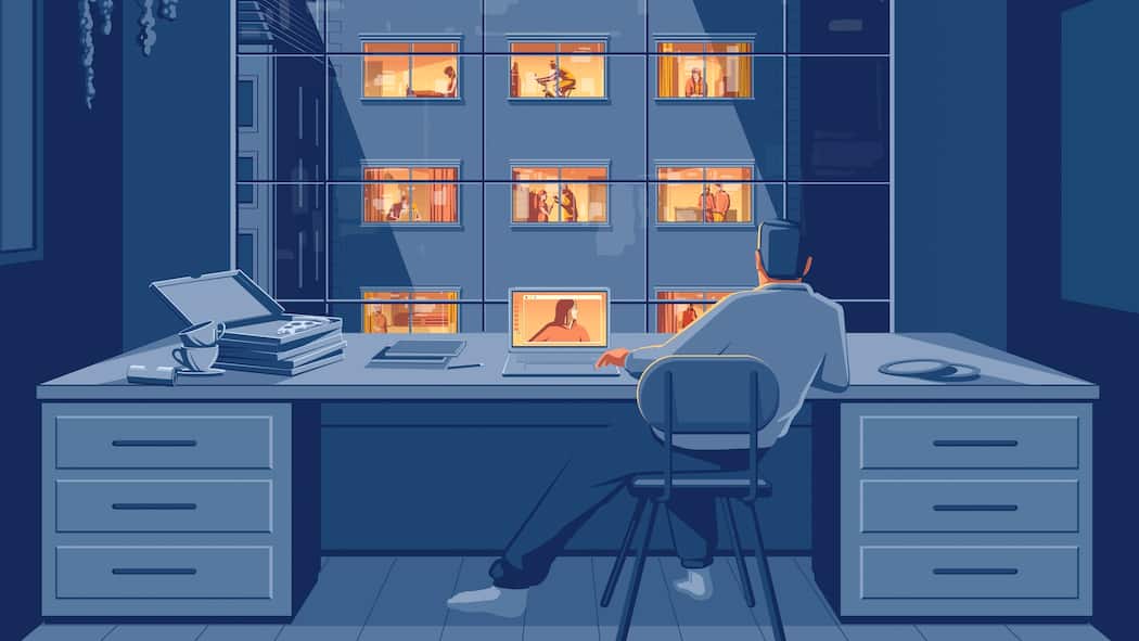 Was tun, wenn die Psyche streikt? Ein Angestellter sitzt zu Hause in seinem Büro, sein Blick ist zur grossen Fensterfront vor ihm gerichtet. Gegenüber steht ein Wohnblock mit hell erleuchteten Fenstern und Konturen von Personen, die wegen der Dämmerung zu sehen sind.