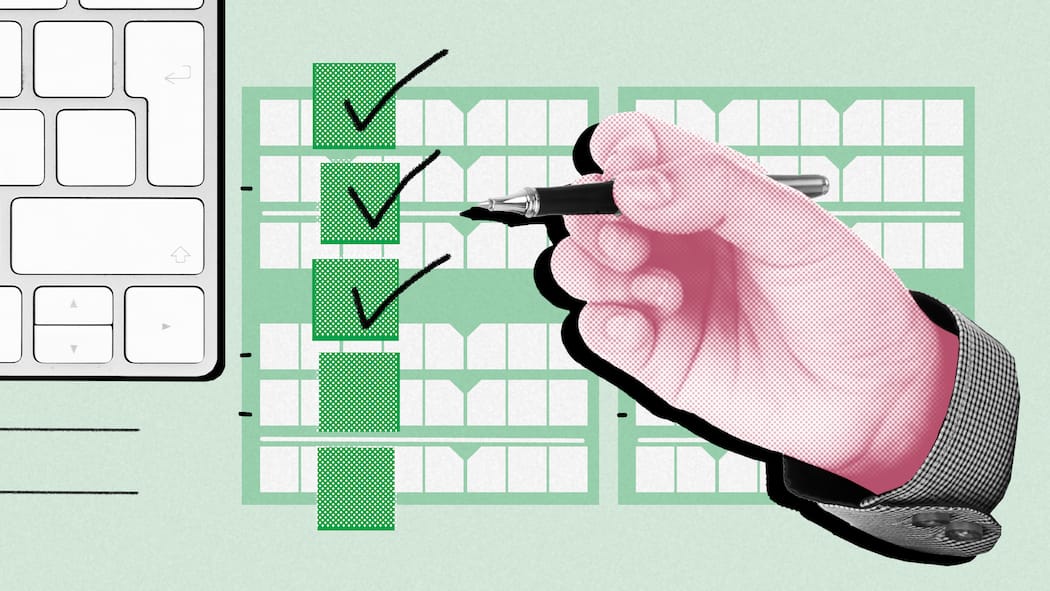 Steuererklärung ausfüllen – so klappts kinderleicht Collage mit Hand und Steuererklärung - Keine Ahnung von der Steuererklärung? Halb so schlimm, wenn man es richtig anpackt. Wir zeigen wie: in fünf Schritten