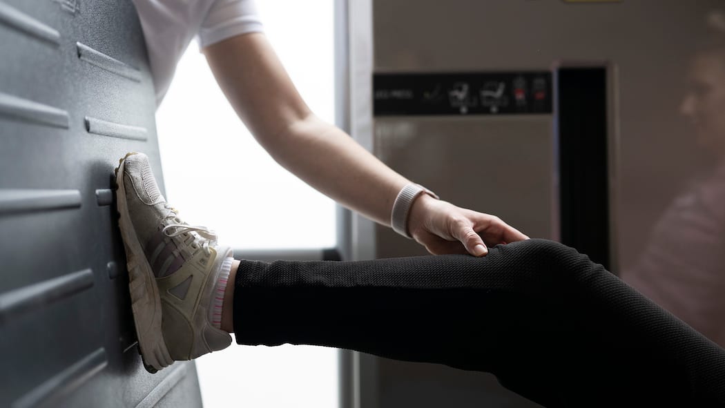 550 Franken zu viel für Physio – Krankenkasse zahlt brav Man sieht den Arm der Physiotherapeutin und das Bein der Patientin - Eine aufmerksame Patientin entlarvte ein Basler Physiotherapiezentrum. Jetzt fordert die Krankenkasse den zu viel verrechneten Betrag zurück – und bittet Patienten, ihre Rechnungen zu prüfen