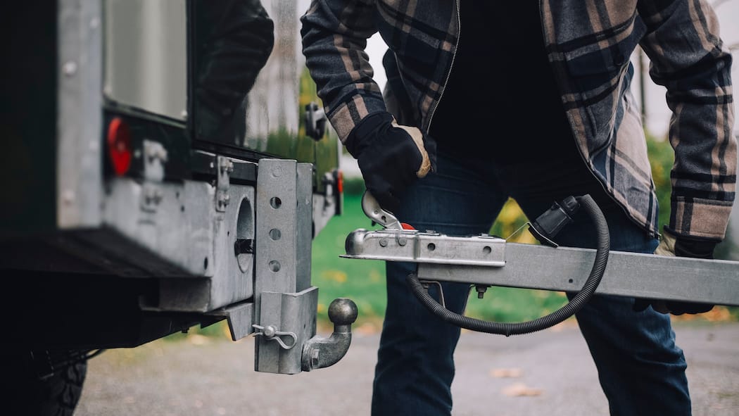 Firmeninhaber wegen Nötigung erneut verurteilt Ein Mann nutzt einen Anhänger für ein Auto. Gibt ein privater Abschleppdienst ein Fahrzeug nicht frei oder droht gar mit Verschrottung, ist das Nötigung und ist strafbar.