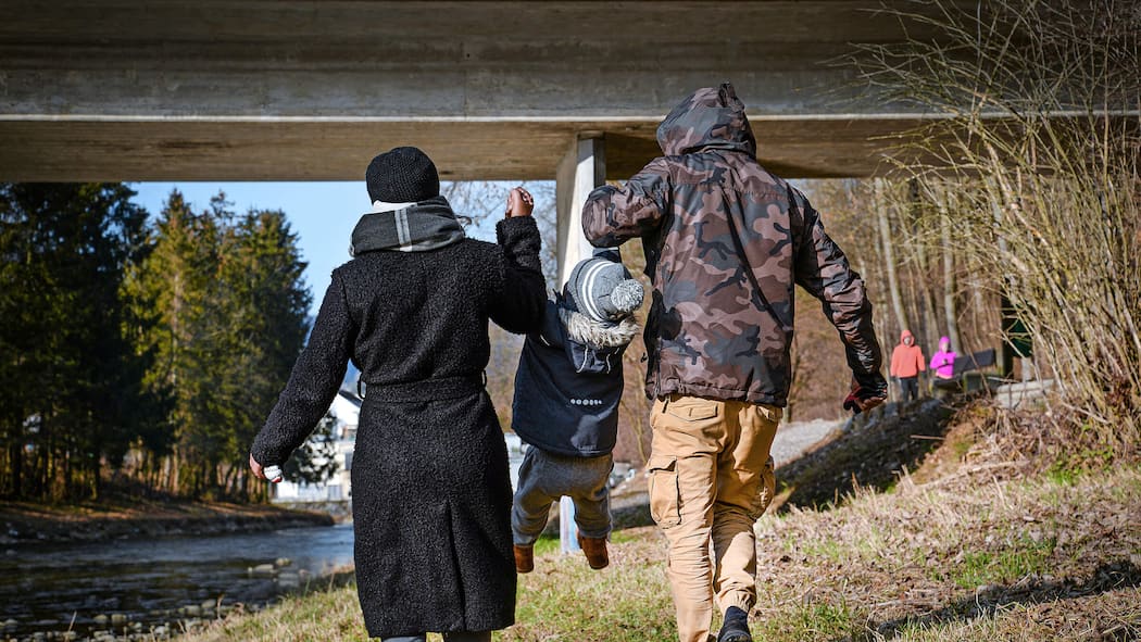 Politik auf Kosten der Kinder Abgewiesen: Asylsuchende Familie mit Kind