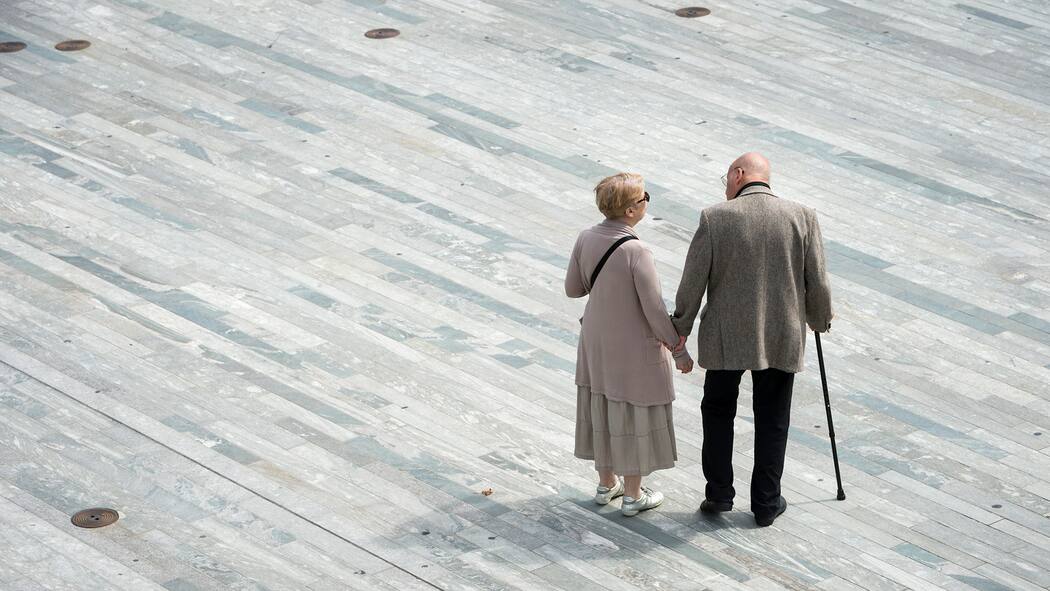 So will der Bundesrat die 13. Rente organisieren Ein Rentnerpaar spaziert auf dem Sechseläutenplatz in Zürich. Die Initiative zur 13. AHV-Rente wurde angenommen. Was bedeutet dies nun für das weitere Vorgehen und für die Rentnerinnen und Rentner im Land? Die wichtigsten Fragen und Antworten