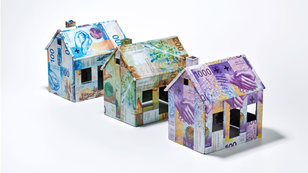 Die Hürde wird immer höher Häuser aus Banknoten