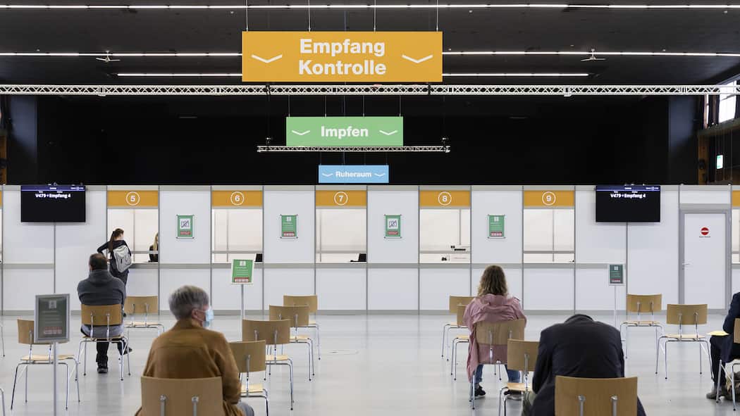 Wie viele Geimpfte wird es brauchen? Empfangsbereich im Impfzentrum Bernexpo in Bern