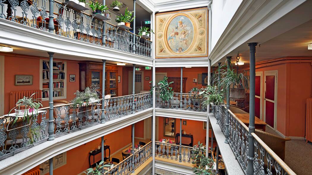 Unter Musen und Mördern Das elegante Atrium des Hotels «Blume» in Baden