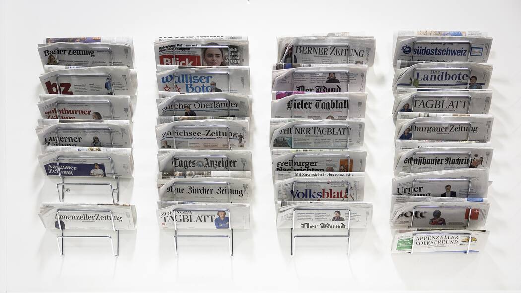 Ein Paket voller Fragen Schweizer Tageszeitungen in einem Zeitschriftenhalter