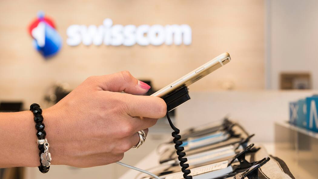 Das waren 2020 die kundenfreundlichsten Telekom-Anbieter Frau testet Smartphone in Swisscom-Shop