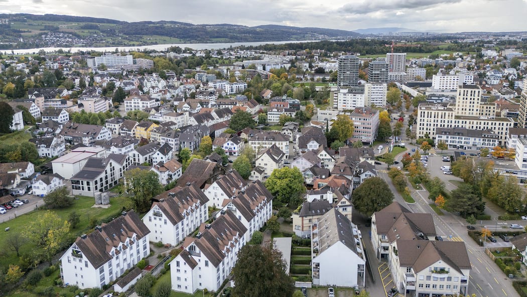 Wer für ein Haus die Vorsorge anzapft, gefährdet seine Rente Foto: Sven Thomann, 11.10.2024, Uster (ZH): Blick ueber das Stadtzentrum von Uster. Uster ist die drittgroesste Stadt im Kanton Zuerich. SymbolbildRMS