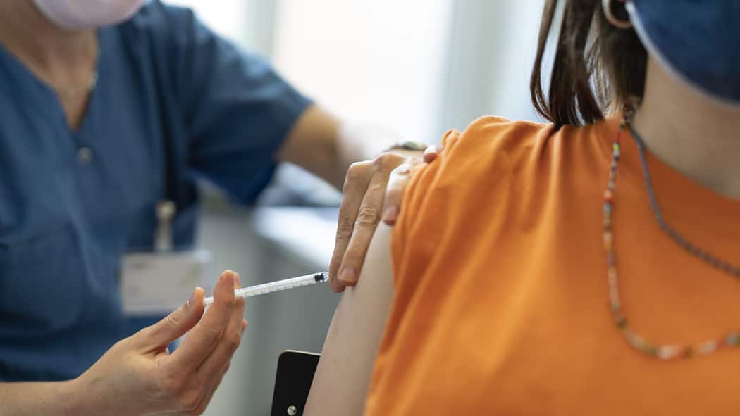 Können sich Genesene gratis impfen lassen? Eine junge Frau erhält im Kinder-Impfzentrum des Kinderspitals Zürich ihre Corona-Impfung.