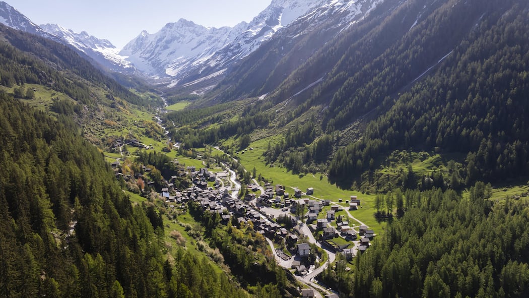 Schaden von 320 Millionen Franken: Welche Hilfe erhält Blatten? Sicht auf das Dorf Blatten VS im Lötschental vor dem Bergsturz