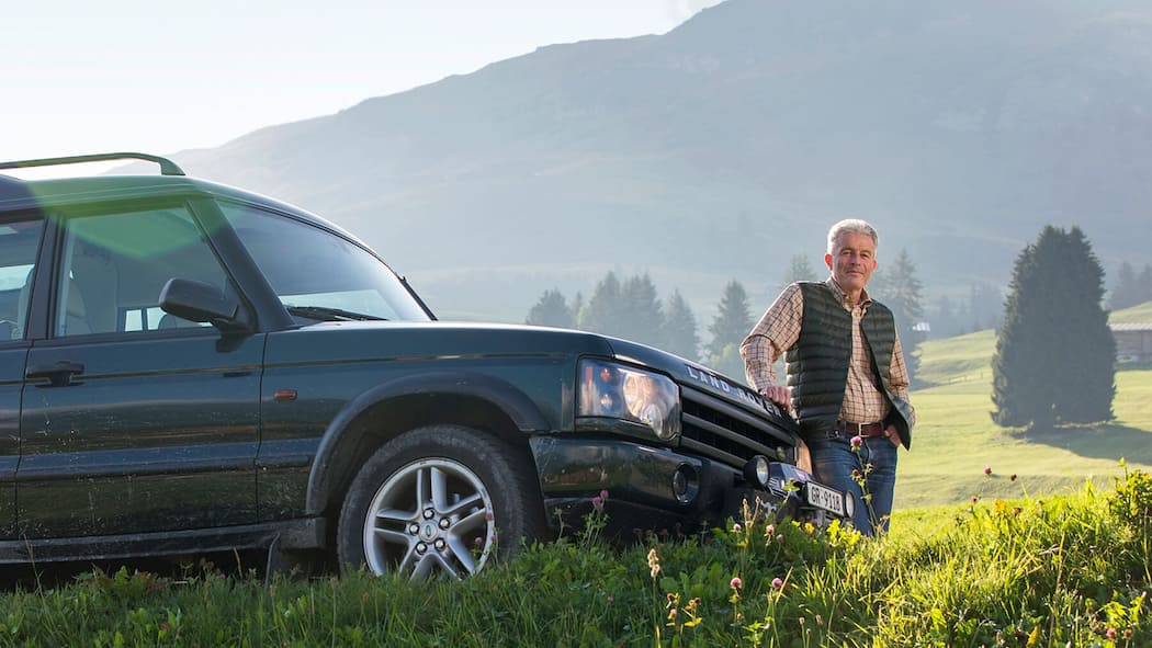 Garagist bringt Kunden in Gefahr Caspar Ruetz neben seinem Land Rover in Obersaxen GR