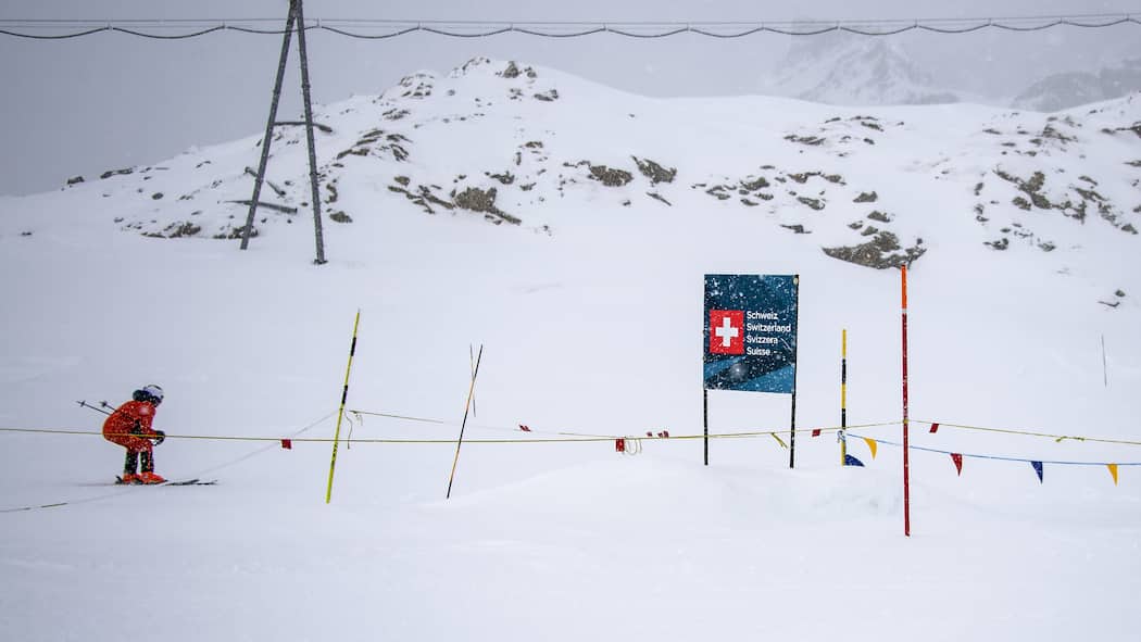 Brauchts da eine Haftpflichtversicherung? Ein Skifahrer passiert die schweizerisch-italienische Grenze im Skigebiet von Zermatt/Breuil-Cervinia.
