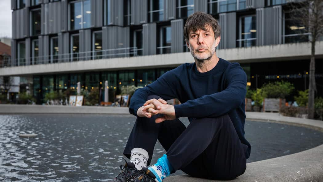 Wenn die Angst der Ahnen im eigenen Körper weiterlebt Marcel Meury sitzt auf einem Brunnen - Ein Trauma der Eltern und Grosseltern prägt das Leben der Nachkommen. Der Basler Regisseur Marcel Meury spürte das am eigenen Leib. Mit einem Dokfilm stellt er sich den Gespenstern seiner Vergangenheit