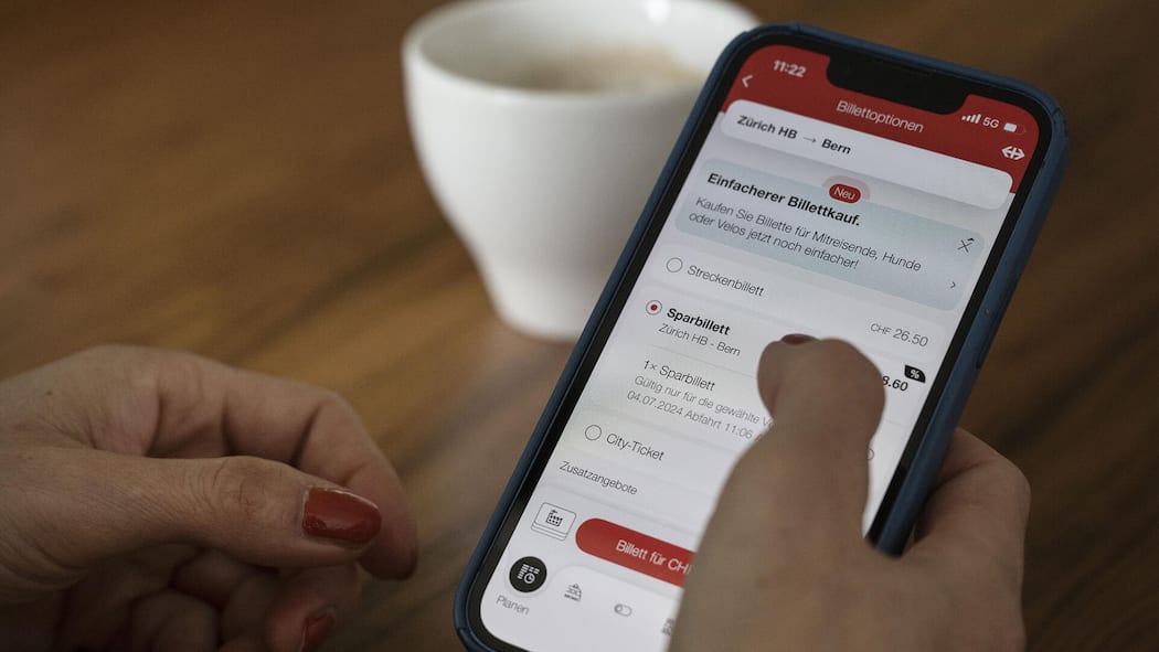 Mit diesen Tipps reisen Sie bei den SBB zum halben Preis SBB-App auf Handy - Wer das komplizierte Tarifsystem der SBB durchschaut, kann beim Zugfahren in der Schweiz massiv Geld sparen