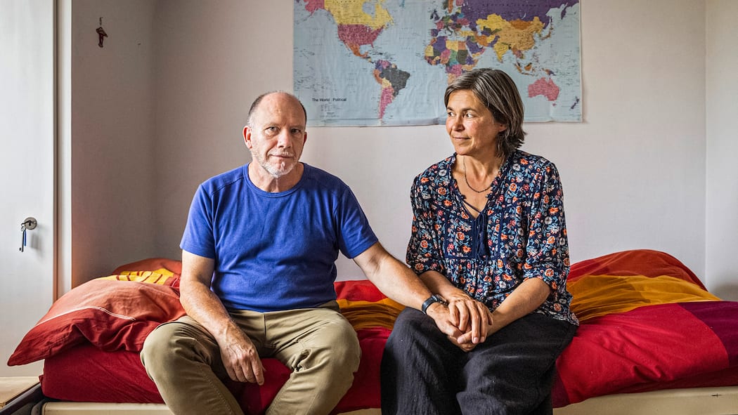 Und plötzlich sind die Kinder weg Die Eltern im ehemaligen Zimmer des Sohns.