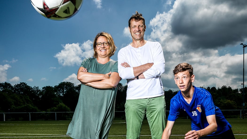 Hilfe, mein Kind hat Talent! Alexandra und Peter Bernauer mit ihrem Fussballersohn Jacob (15)