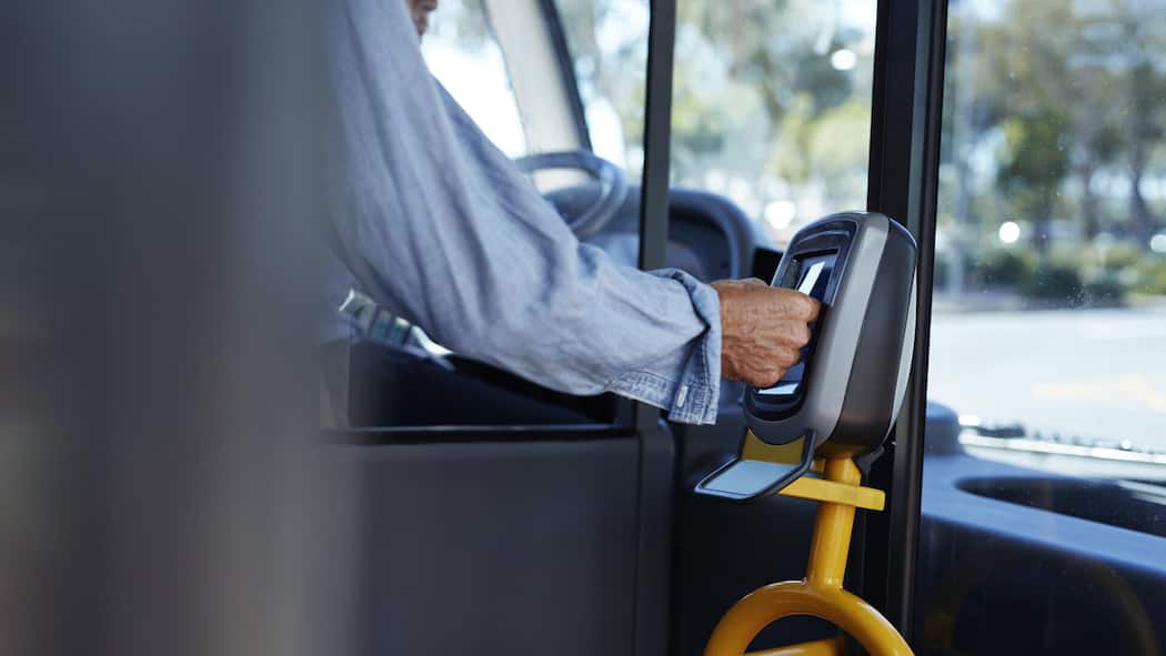 Jetzt spricht eine Kondukteurin Klartext Mann hält Ticket an den Automaten im Bus - Der Beobachter hat einen Aufruf zu «Sekundenbussen» im ÖV gestartet. Auch eine Kontrolleurin hat sich gemeldet – und sagt, warum sie meistens kein Auge zudrückt