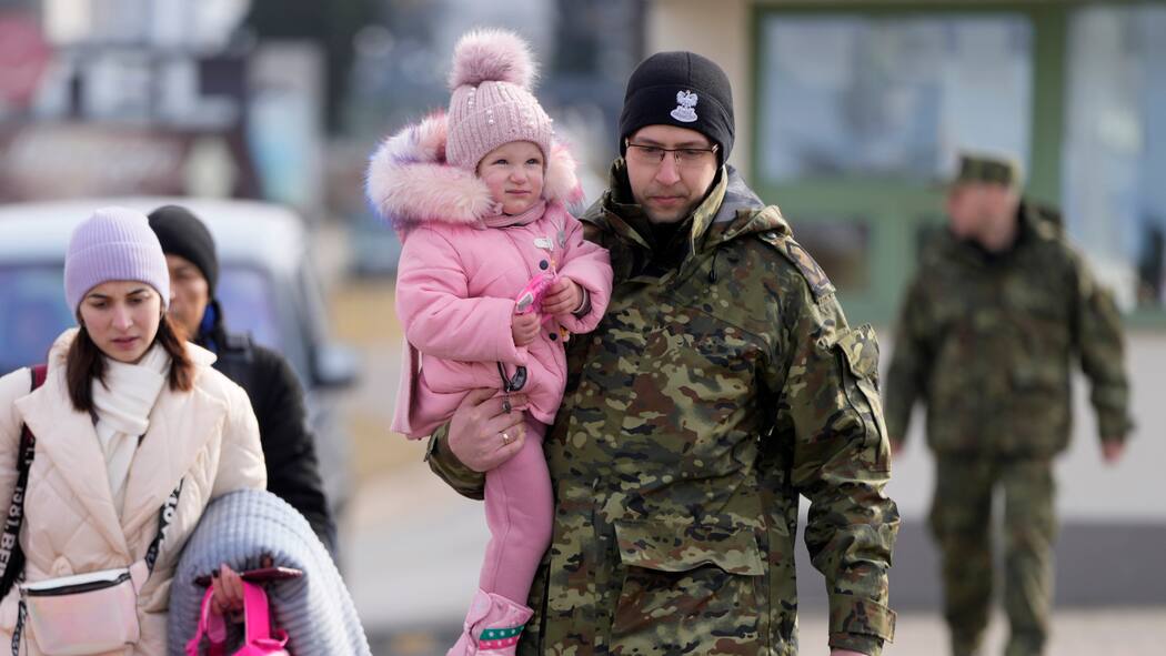 «Wie mit diesen Gefühlen umgehen?» Ein polnischer Grenzwächter trägt ein Mädchen, das mit ihrer Familie von der Ukraine geflüchtet ist.