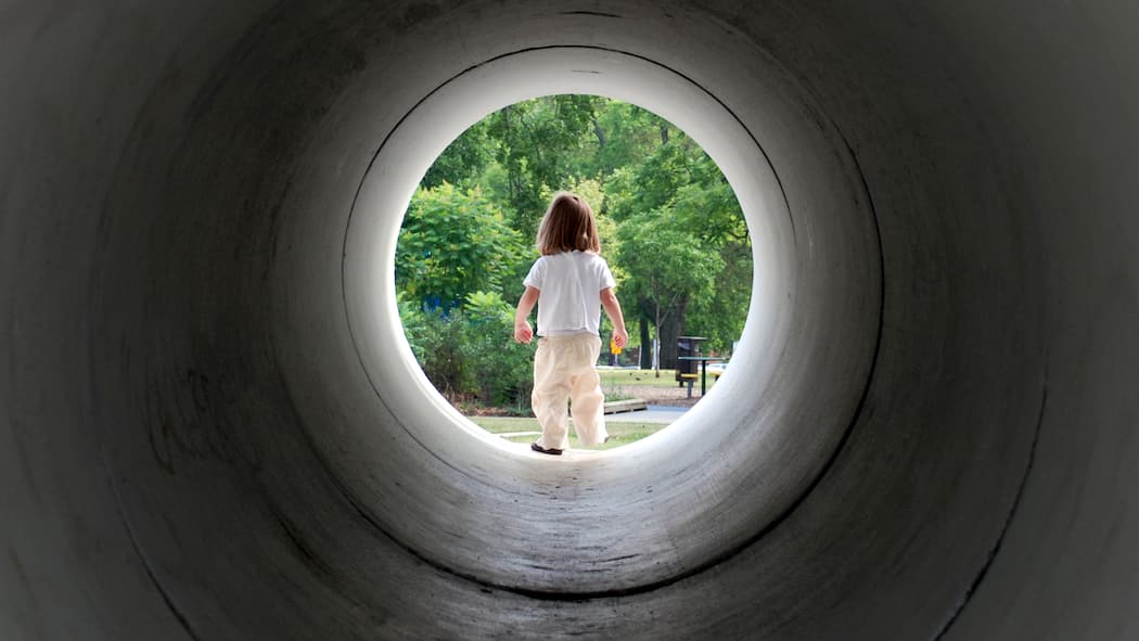 Neue Meldestelle gegen Kinderpornografie gestartet Blick durch eine Röhre auf ein Mädchen