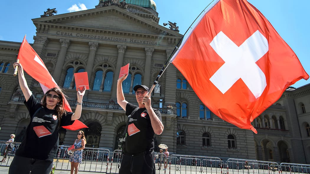 Wie viel Macht hat der Staat? Personen demonstrieren auf dem Bundesplatz in Bern waehrend einer Demonstration gegen Massnahmen des Bundes im Zusammenhang mit dem Coronavirus, am Samstag, 27. Juni 2020.