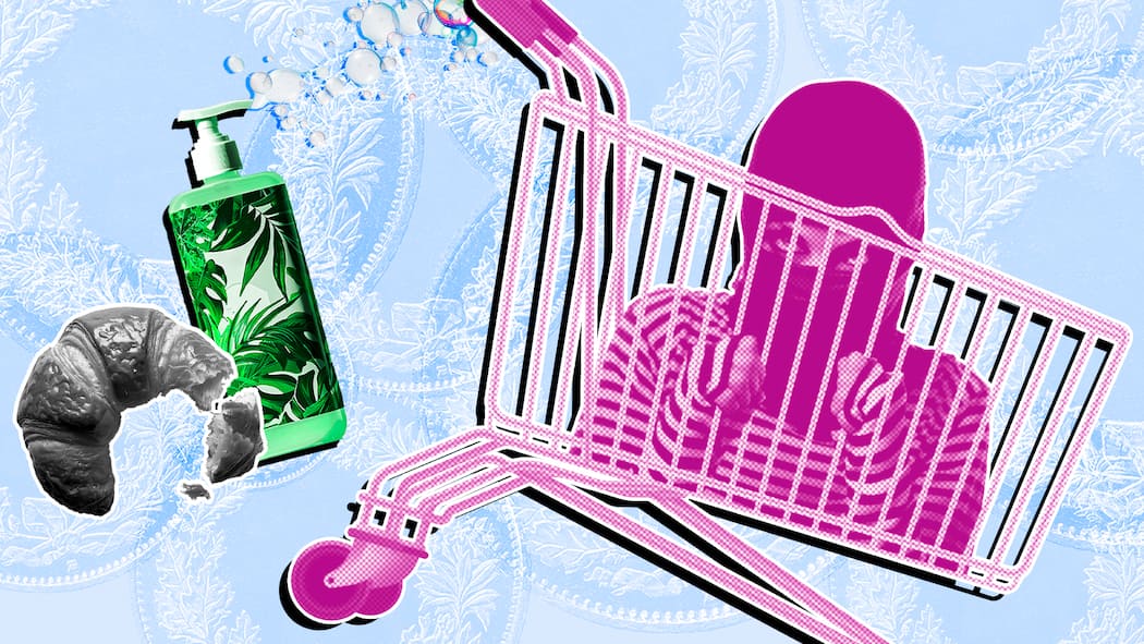 Schummeln Sie manchmal an der Obstwaage? Eine maskierte Person in einem Einkaufswagen vor einem angebissenen Croissant und einer auslaufenden Seifenflasche. Was im Supermarkt strafbar ist.