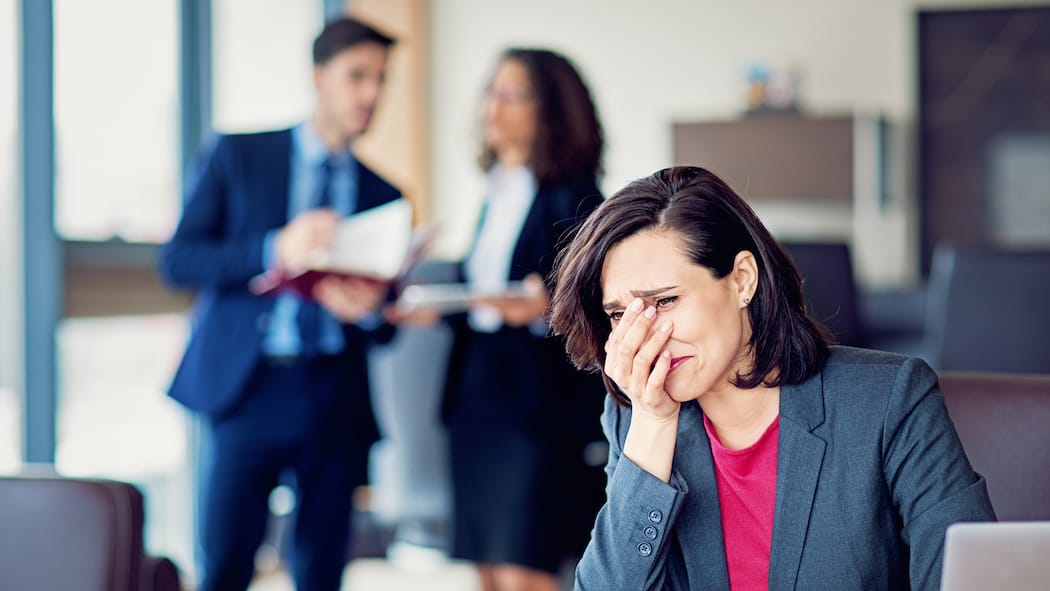 Vom Chef beschuldigt und überwacht Mitarbeiterin unter Druck