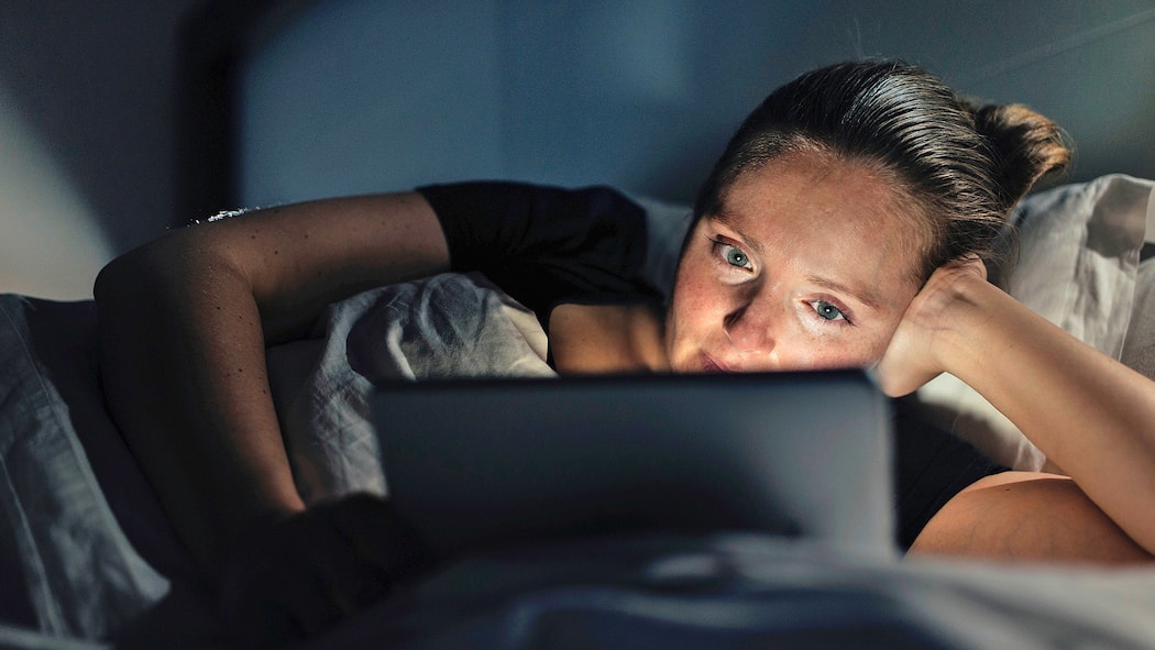 Sind iPad und Handy doch keine Schlafkiller? Jugendliche schaut auf Bildschirm