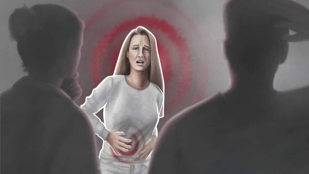 «Jahrelang glaubte ich, das sei normal» Eine Frau mit schmerzverzerrtem Gesicht hält sich den Bauch.