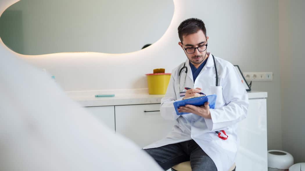 Ärzteverband zofft sich mit BAG über Daten zu Papierkrieg Arzt macht sich Notizen - Das Bundesamt für Gesundheit will untersuchen, wie viel Zeit die Ärzte für Papierarbeit aufwenden. Doch der Ärzteverband FMH sträubte sich dagegen. Gesundheitsexperte Heinz Locher sieht politische Motive für den Widerstand