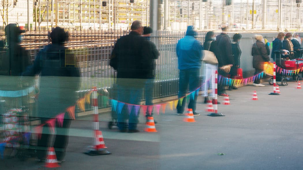 Im Schatten der Glitzerfassaden Anstehen für Essen in Zürich