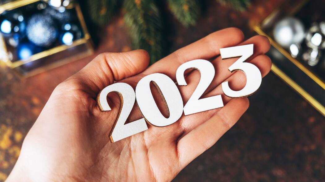 Das ändert sich 2023 Die Jahreszahl 2023 liegt auf einer offenen Handfläche. Auch im Jahr 2023 kommt es wieder zu gesetzlichen Neuerungen. Ein Überblick.